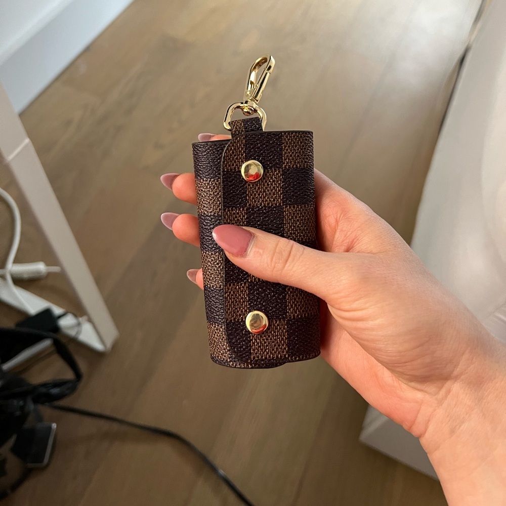 LOUIS VUITTON PATTERN KEY HOLDER (NEVER USED)